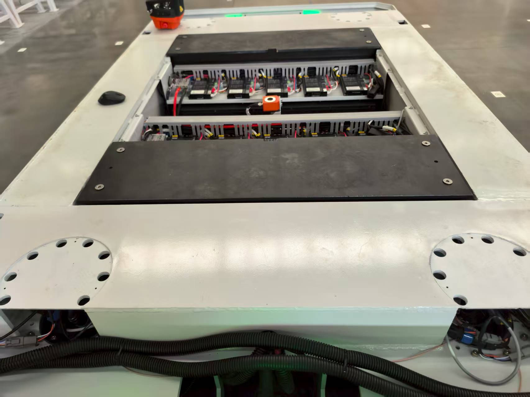 Electrical control system inside an electric transfer vehicle